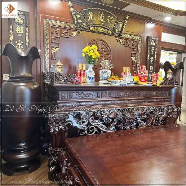 Phòng thờ gỗ tự nhiên sơn đen thiếp vàng tinh tế