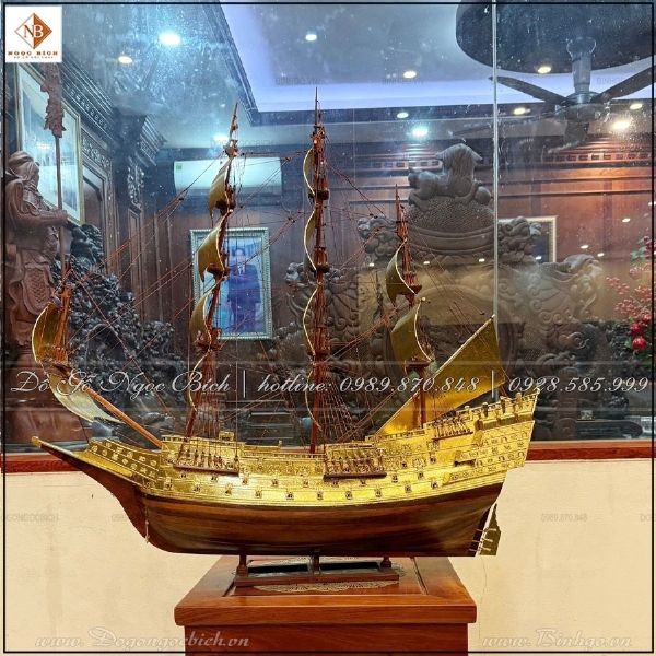 Thuyền buồm dát vàng gỗ hương
