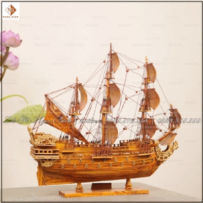 Thuyền buồm gỗ sưa dài 40cm 
