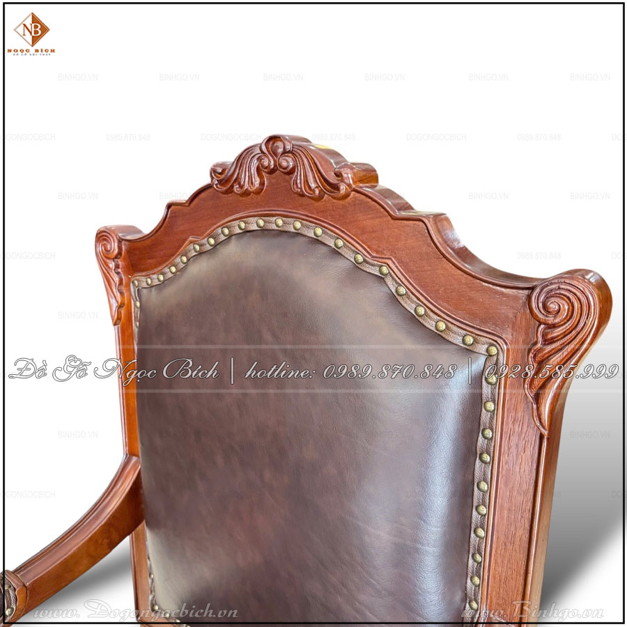 Đỉnh ghế được điểm hoa văn nhẹ nhàng