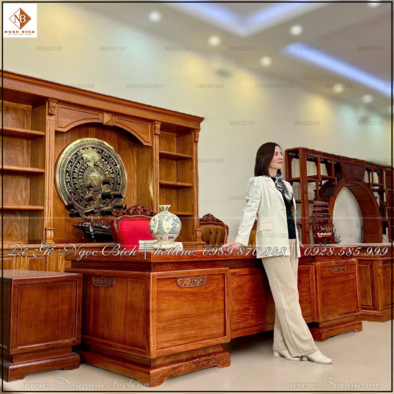 Bàn gỗ tự nhiên giúp không gian trở nên trang nghiêm, đẳng cấp và có chiều sâu.