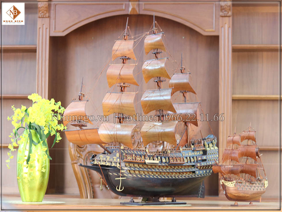 Sự kết hợp giữa thân gỗ trắc đậm màu và buồm gỗ hương tươi sáng tạo nên tổng thể hài hòa, sang trọng, mang chất nghệ thuật cao cấp.