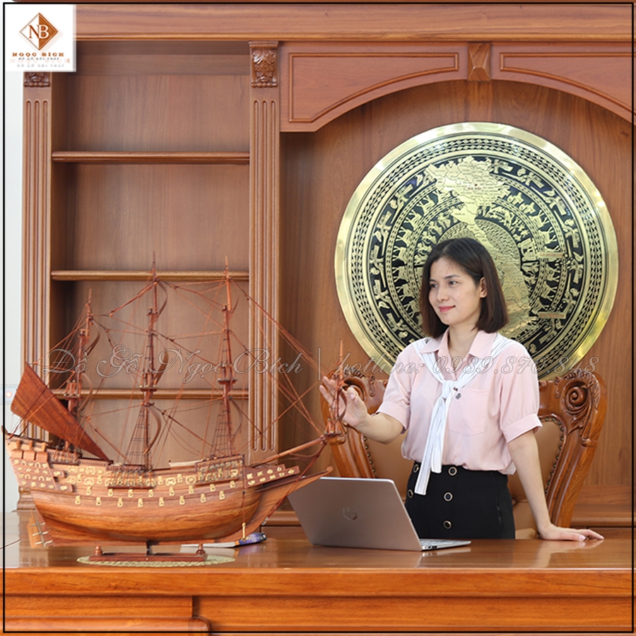 Đặt thuyền buồm trên bàn làm việc, gia chủ mong muốn kinh doanh thuận lợi, hợp đồng – dự án hanh thông