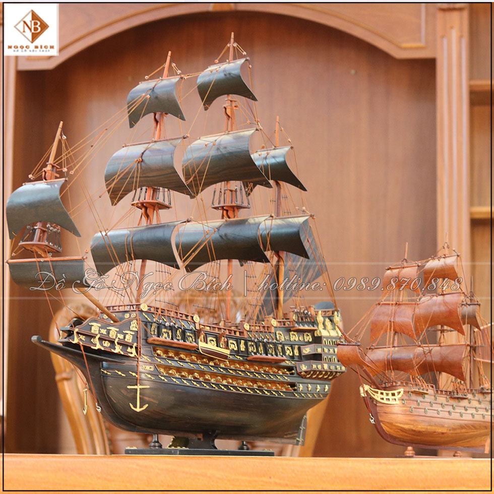 Mô hình thuyền buồm phong thủy gỗ mun 80cm, kết hợp với thuyền gỗ hương 40cm (bên tay phải) để bàn làm việc