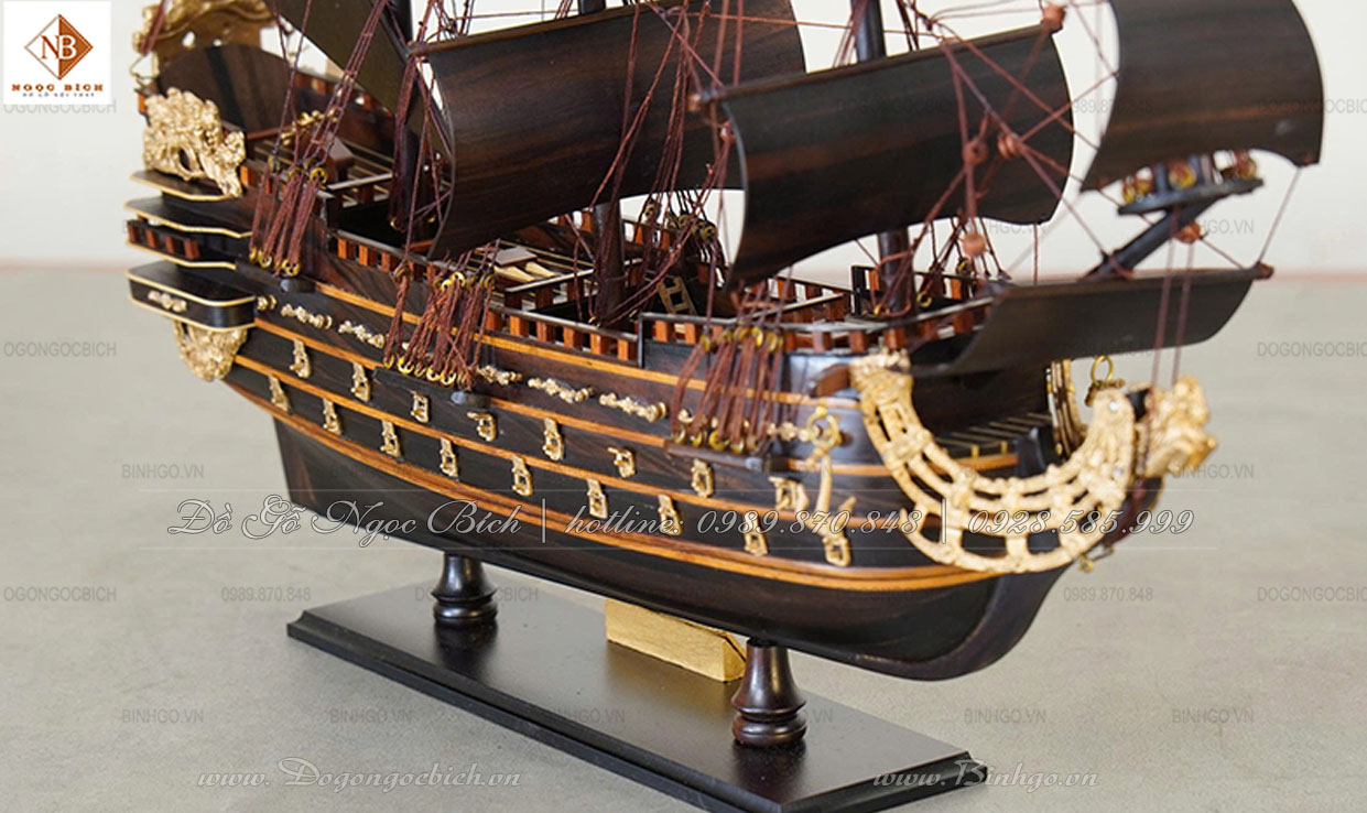 T​ Thân thuyền vững chãi và cánh buồm cong mềm mại 