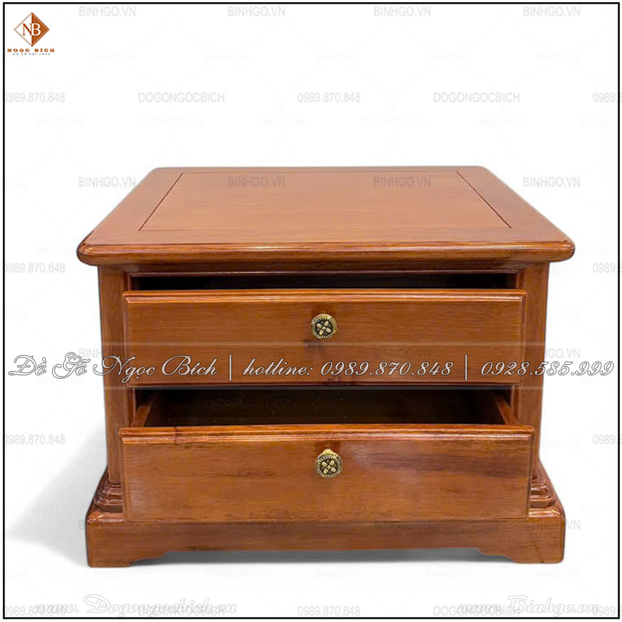 Tủ được làm từ chất liệu gỗ gõ đỏ