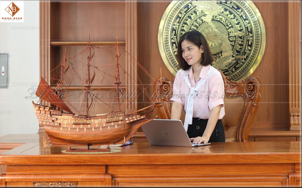 Toàn cảnh sản phẩm thuyền buồm gỗ hương 80cm để trên bàn làm việc Kt: D217cmx 107cm